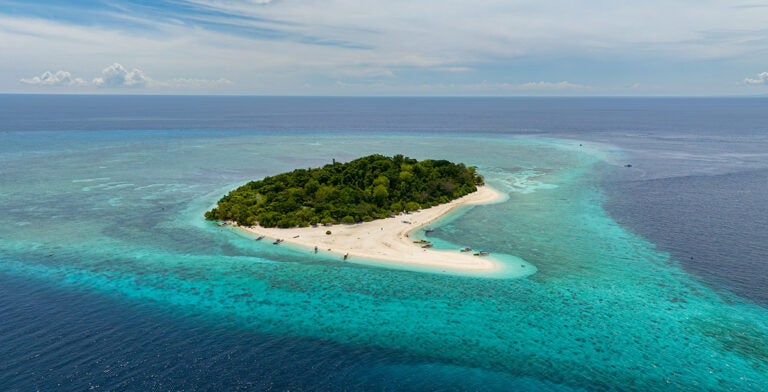 Paisaje marino de la isla de Camiguin en Filipinas