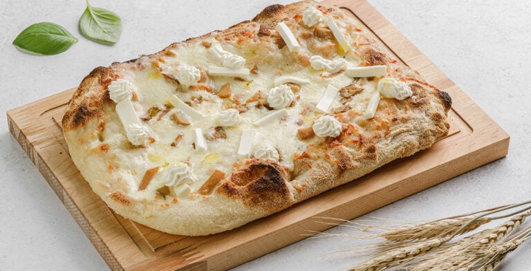 Pizza romana cuadrada de cuatro quesos