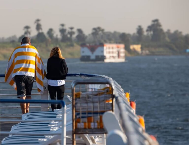 Pareja disfrutando de un crucero por el Nilo
