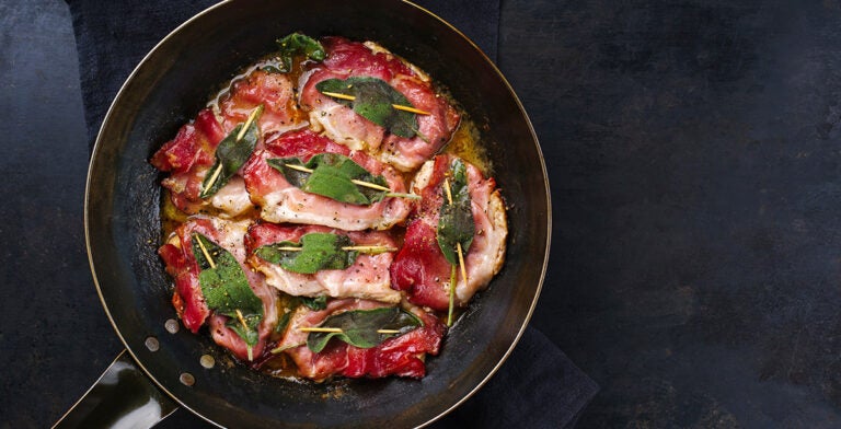 La tradicional saltimbocca italiana a la romana, con jamón de Parma y hojas de salvia
