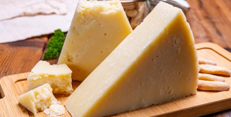 Trozos de queso madurado de pecorino romano
