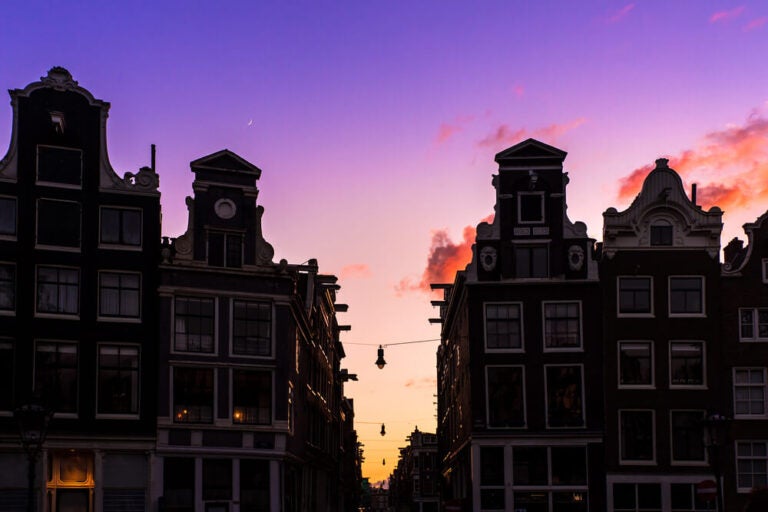Las siluetas de las casas junto a los canales de Ámsterdam en el barrio comercial de las Nueve Calles.
