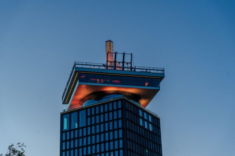 El edificio A’DAM Lookout, que se eleva sobre Ámsterdam-Noord, ofrece unas vistas inigualables del río IJ.