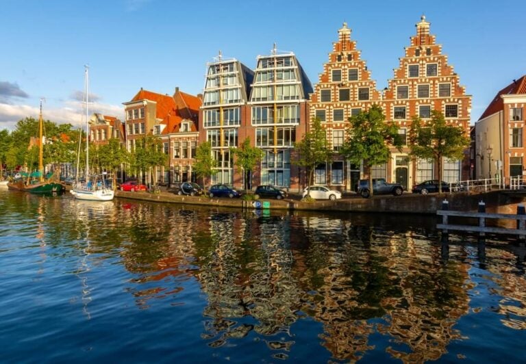 Haarlem es una ciudad histórica, encantadora y medieval ubicada a solo 20 kilómetros al oeste de Ámsterdam.