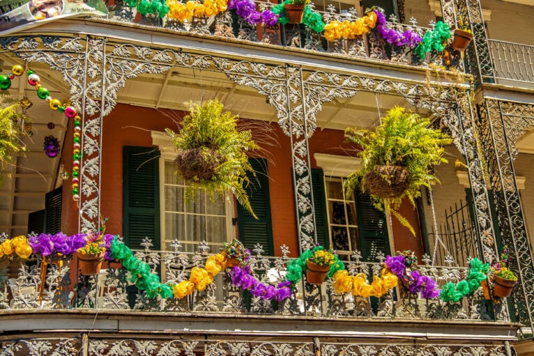 El Mardi Gras es la celebración de carnaval más famosa de Estados Unidos, caracterizada por desfiles espectaculares, música en vivo y carrozas coloridas.