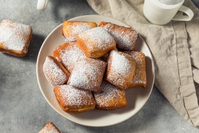 Los beignets son el dulce más emblemático de Nueva Orleans, y se acompañan con un clásico café au lait (café con leche) mezclado con achicoria.