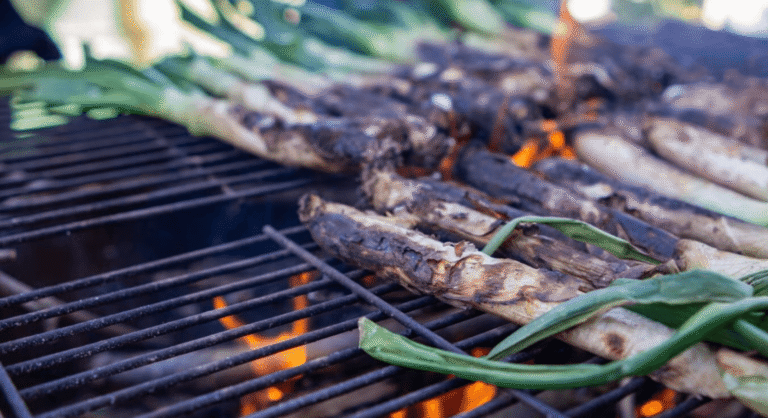Los calcots a la brasa son un plato tradicional de Barcelona durante los meses más fríos.