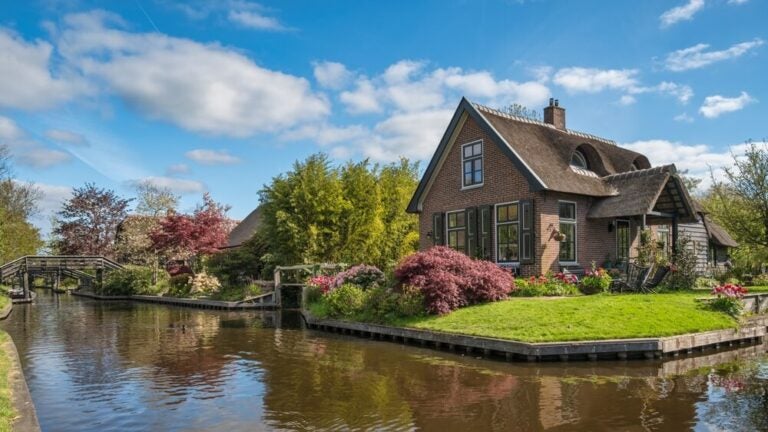 Giethoorn es un idílico pueblo de los Países Bajos famoso mundialmente por no tener carreteras convencionales ni coches en su centro histórico