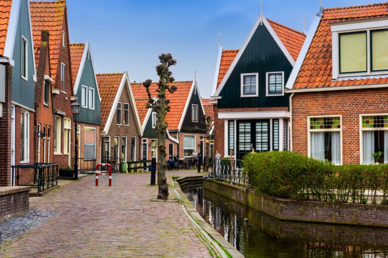 Casas tradicionales de Volendam: son construcciones de madera pintadas con colores vivos, que destacan por su estilo marinero y pintoresco.