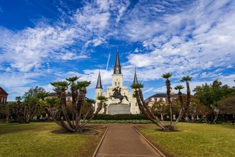La Catedral de San Luis es el símbolo arquitectónico más icónico de Nueva Orleans, famosa por sus tres características agujas blancas que dominan el horizonte del Barrio Francés.