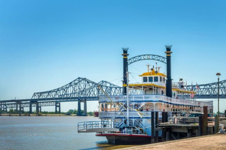 El crucero por el río Misisipi ofrece un recorrido fluvial de dos horas con música de jazz en directo y opciones de almuerzo o cena.