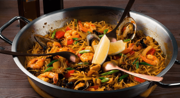 La fideuá es la versión local de la popular paella española.