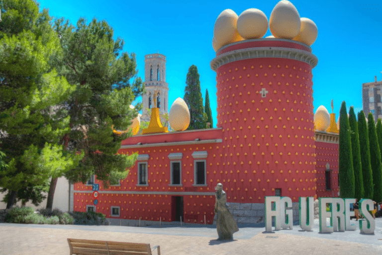 Figueres es una opción estupenda para una excursión de un día para los amantes de los museos.