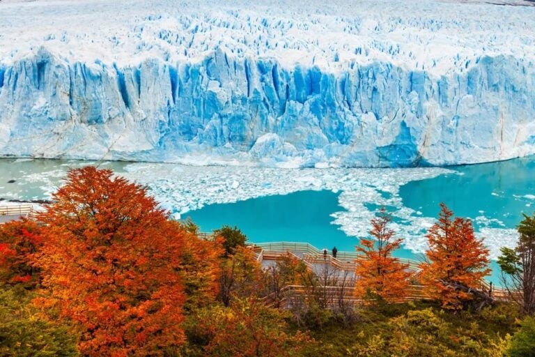 El Glaciar Perito Moreno es una masa de hielo de 5 km de frente, situada en el Parque Nacional Los Glaciares