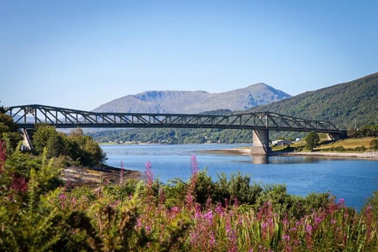 La carretera A82 a través del valle de Glencoe hasta Ballachulish está considerada una de las rutas en coche más espectaculares de todo el Reino Unido