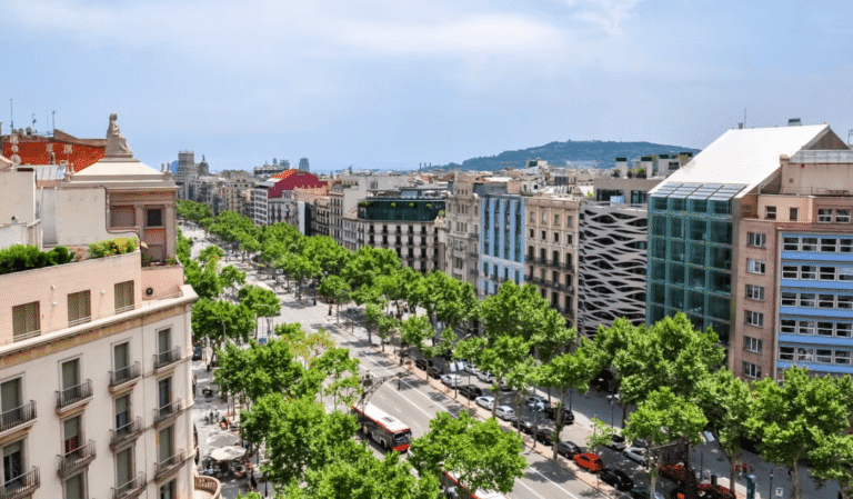 El barrio de Gràcia es uno de los mejores para recorrer y para sentirse como un auténtico barcelonés.