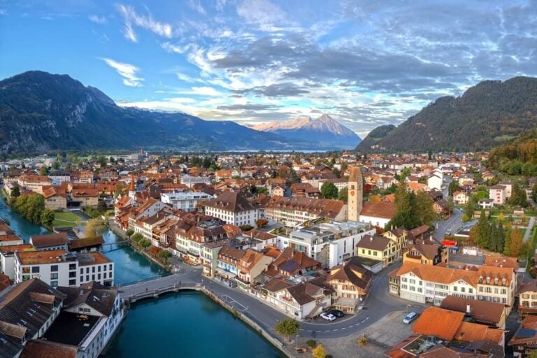 Interlaken es famosa a nivel mundial por ser la capital europea de los deportes de aventura y por sus espectaculares vistas de los picos Eiger, Mönch y Jungfrau.