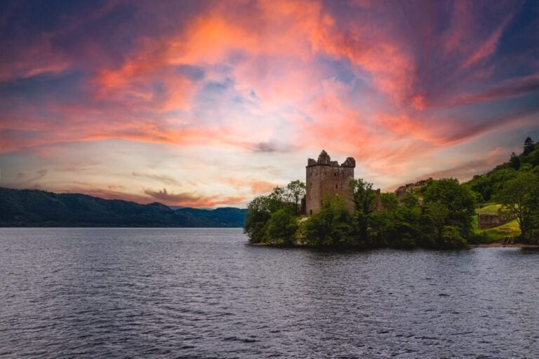 El Lago Ness y el Castillo de Urquhart constituyen una de las combinaciones paisajísticas e históricas más icónicas de las Highlands de Escocia