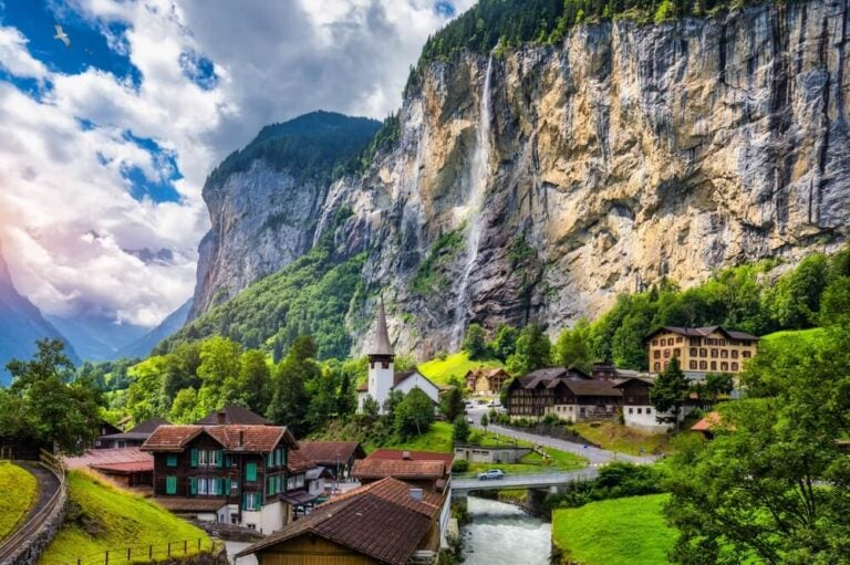 ¿Qué ver en Suiza? Lauterbrunnen y sus cascadas, sus verdes prados y sus imponentes paredes rocosas.