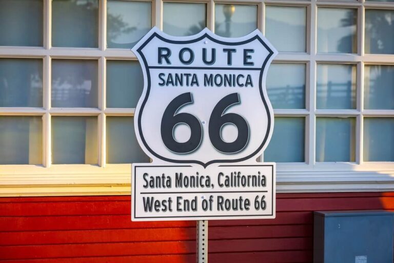 Letrero de la ruta 66 en Santa Monica