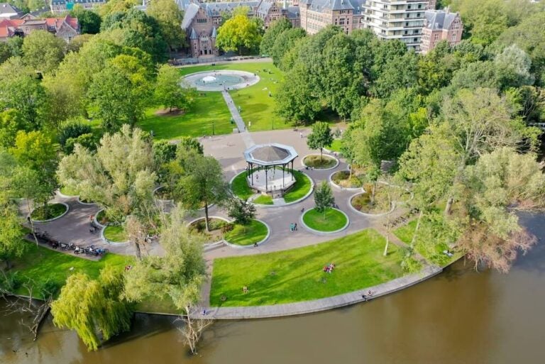 Aprende de los lugareños y relájate en el verde césped del Oosterpark, en Ámsterdam-Oost.