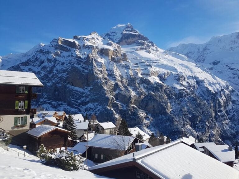Mürren es un idílico pueblo alpino tradicional situado a 1.650 metros de altitud, famoso por ser la localidad habitada de forma permanente más alta del cantón de Berna