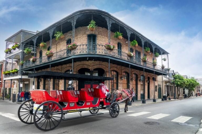 Un recorrido a pie por el Barrio Francés de Nueva Orleans dura unas dos horas y permite descubrir su historia, arquitectura colonial y ambiente musical.