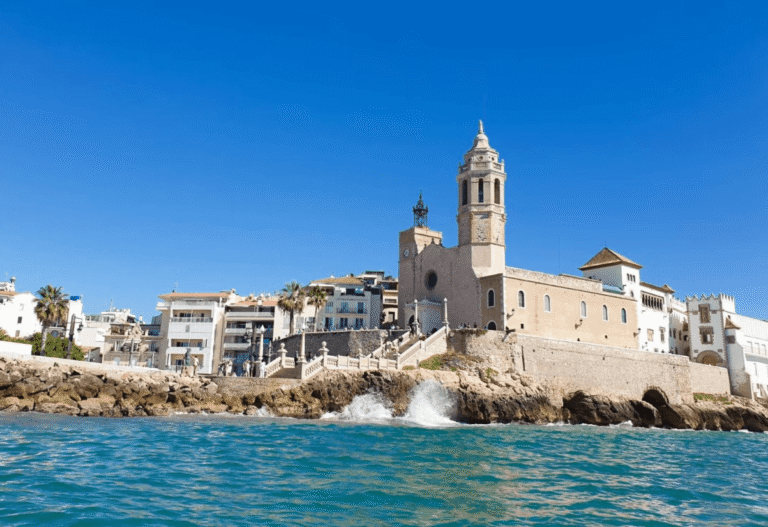 Sitges es un destino ideal de estilo medieval para hacer una escapada desde Barcelona.