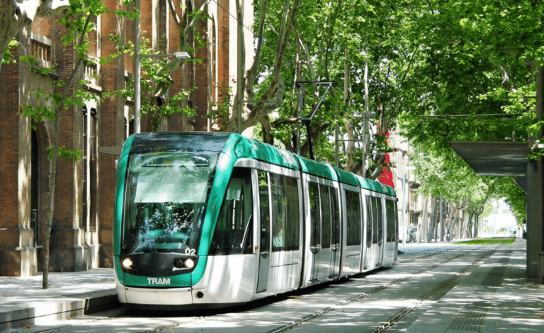 El tranvía de Barcelona conecta fácilmente con varias zonas de la ciudad.