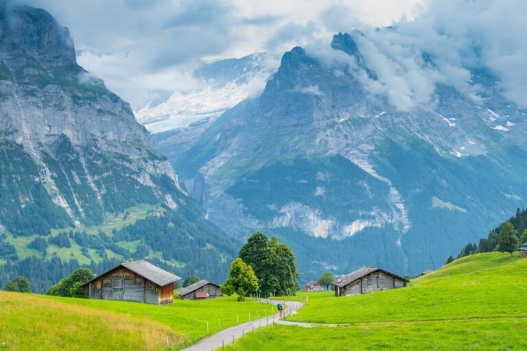 Grindelwald destaca por sus paisajes de postal con cabañas tradicionales de madera, prados verdes en verano y pistas de esquí en invierno.