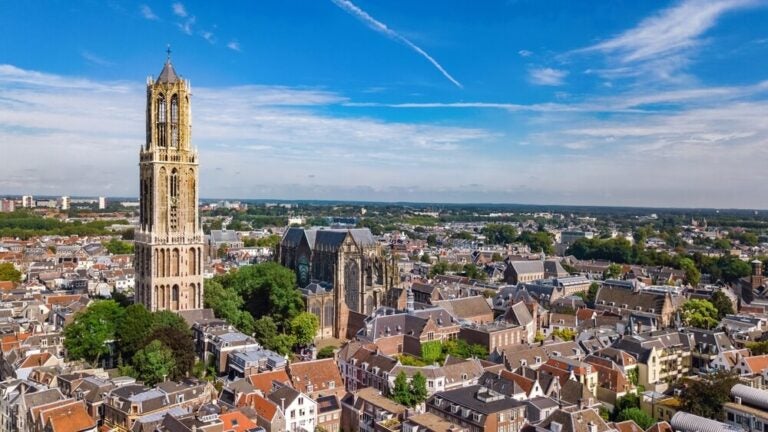 Utrecht destaca por su vibrante ambiente universitario, sus canales medievales con muelles de doble altura y su rica historia romana y medieval.