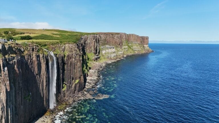 Mealt Falls es una cascada de aproximadamente 55 metros de altura, sus aguas se vierten directamente hacia el mar (el estrecho de Raasay) desde los impresionantes acantilados de la zona.
