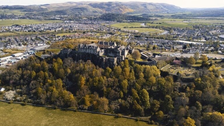 En Stirling descubrirás castillos medievales, monumentos históricos y hermosos paisajes de las Tierras Bajas de Escocia