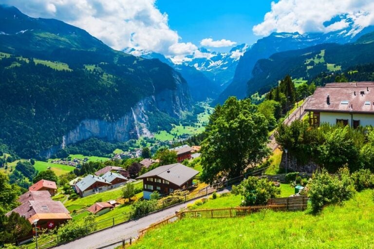 Wengen está lleno de tradicionales chalets de madera del siglo XIX, hoteles de la Belle Époque y una panorámica perfecta del valle de Lauterbrunnen y de la cumbre del Jungfrau.