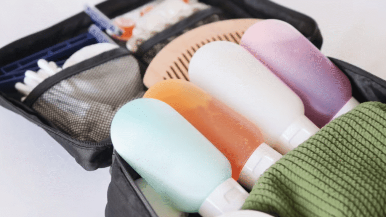 Los neceseres demasiado llenos son uno de los errores más comunes a la hora de preparar el equipaje de mano; optar por formatos en miniatura y productos sólidos puede liberar una cantidad sorprendente de espacio.