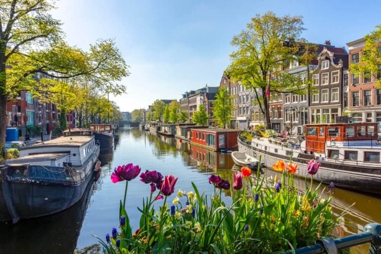 Ámsterdam es mundialmente conocida por sus hermosos canales