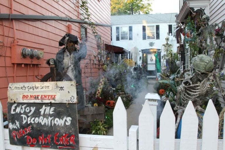 Durante el Halloween en Salem, los locales compiten con decoraciones que incluyen cementerios falsos, esqueletos gigantes, proyecciones de fantasmas, telarañas colosales y temáticas de películas icónicas.