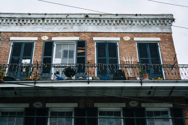 Las fachadas del barrio Faubourg Marigny en Nueva Orleans destacan por sus colores vivos, su estilo bohemio y su arquitectura histórica criolla