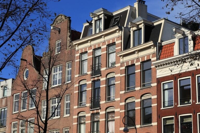 Una de las mejores cosas que ver en Ámsterdam son las fachadas del barrio histórico del barrio Jordaan