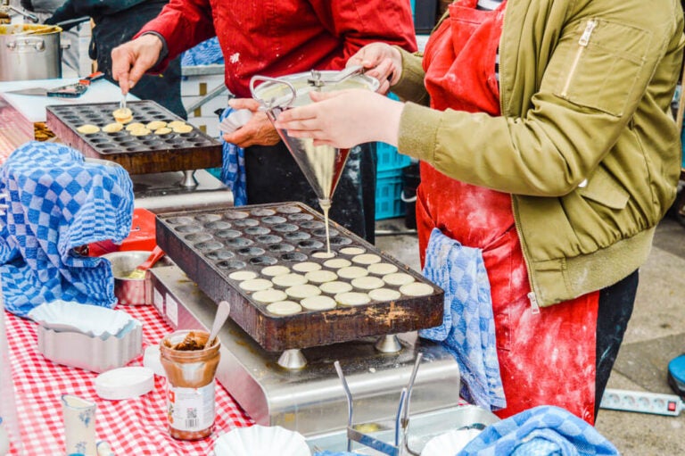 En tu lista de cosas qué hacer en Ámsterdam es obligatorio añadir probar su gastronomía en el mercado Albert Cuyp