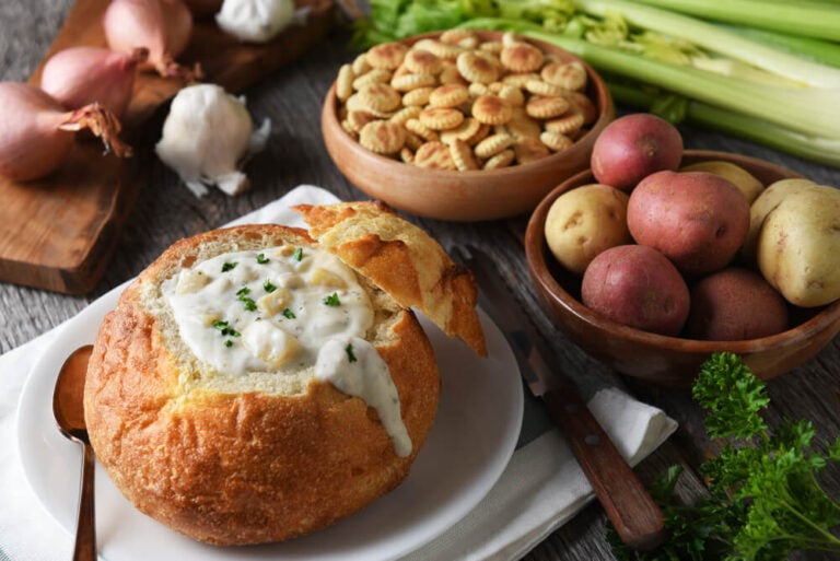 La clam chowder, o sopa de almejas, es un clásico de la gastronomía de Salem, ideal para el clima fresco de octubre.