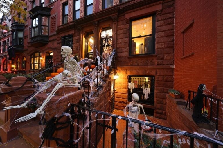 En Nueva York, los vecindarios residenciales compiten con montajes espectaculares de telarañas gigantes, esqueletos y figuras animatrónicas durante el mes de octubre