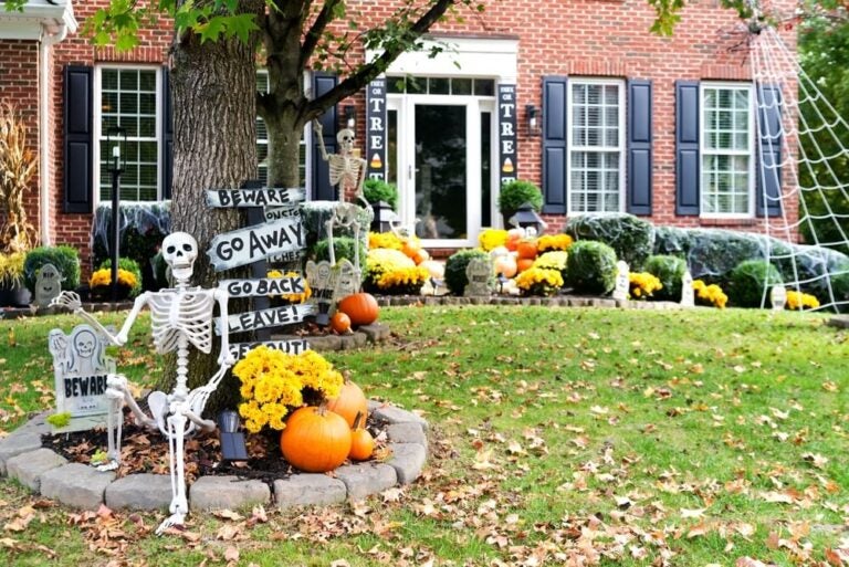 En Estados Unidos en Halloween, transforman sus fachadas y jardines en pasajes del terror con decoraciones iluminadas para recibir a los vecinos y a los niños que hacen el "truco o trato".