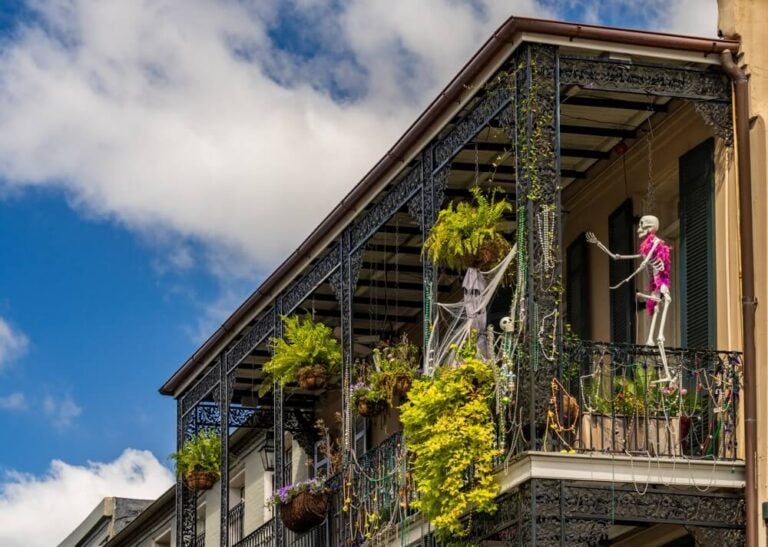 Nueva Orleans celebra Halloween a lo grande con decoraciones famosas en residencias históricas, especialmente en vecindarios como Uptown, Garden District y Metairie.
