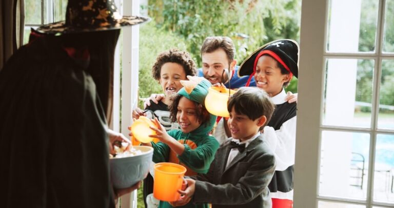 Para el "truco o trato" (en inglés, trick-or-treat), los niños se disfrazan, van por las casas del barrio y piden dulces. Si los vecinos no dan caramelos (el trato), los niños pueden hacer una pequeña broma (el truco).