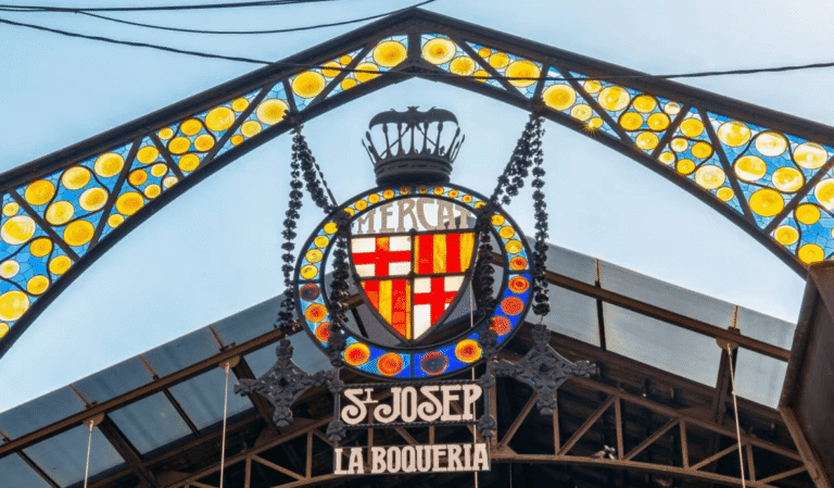 La Boquería es uno de los lugares más famosos para comer en Barcelona.