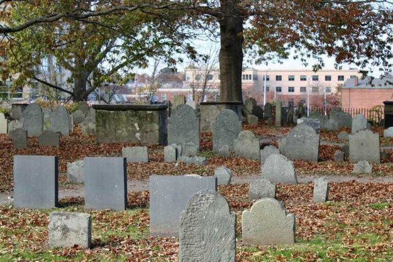 En el Old Burying Point Cemetery, encontrarás lápidas históricas. Algunas destacan por sus tallas de calaveras o de alas, típicas de la época colonial.