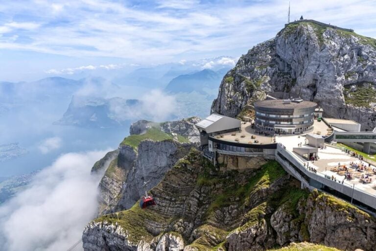 La mejor forma de hacer la excursión al Monte Pilatus desde Lucerna es realizando el Circuito Dorado, una ruta circular perfecta que combina barco, el tren cremallera más empinado del mundo y teleféricos