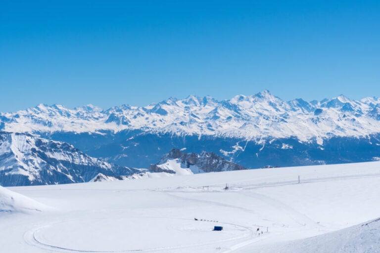 El Monte Titlis es una imponente cumbre de los Alpes de Suiza Central, famosa por albergar el único glaciar accesible de la región.