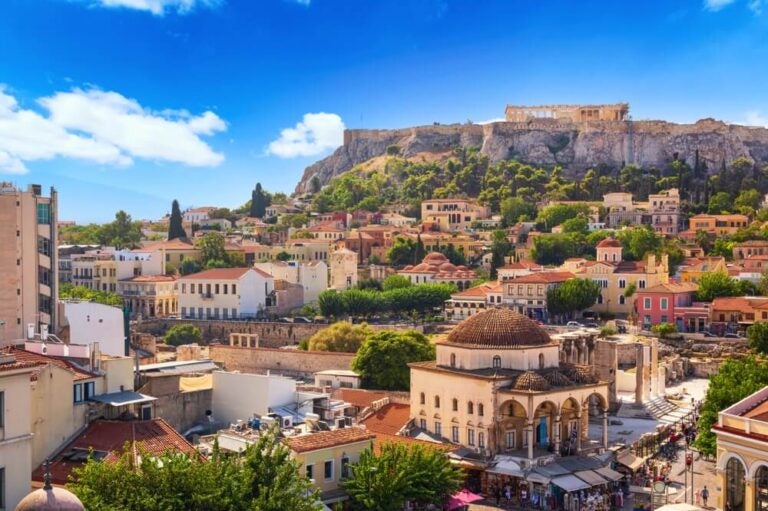Atenas es un destino fascinante donde la historia milenaria convive con barrios llenos de vida, terrazas y una excelente gastronomía.